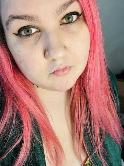 selfie n my eyes r very green