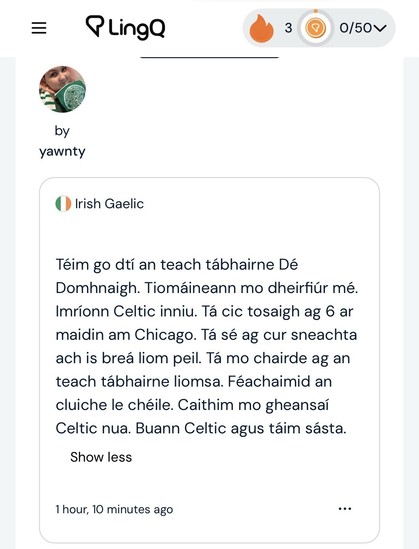 
Téim go dtí an teach tábhairne Dé
Domhnaigh. Tiomáineann mo dheirfiúr mé.
Imríonn Celtic inniu. Tá cic tosaigh ag 6 ar
maidin am Chicago. Tá sé ag cur sneachta
ach is breá liom peil. Tá mo chairde ag an
teach tábhairne liomsa. Féachaimid an
cluiche le chéile. Caithim mo gheansaí
Celtic nua. Buann Celtic agus táim sásta.

